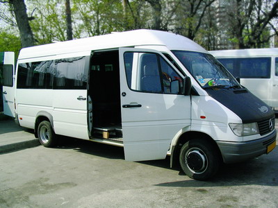 Микроавтобус в Каменоломнях
