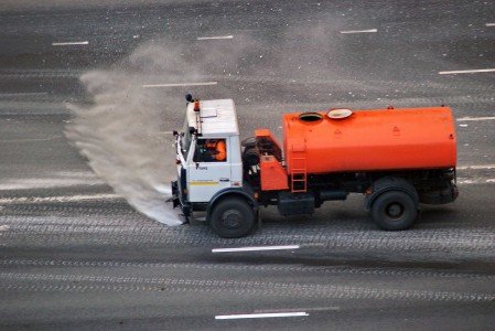 Уборка дорог от пыли и грязи поливомойкой MULTICAR  M26