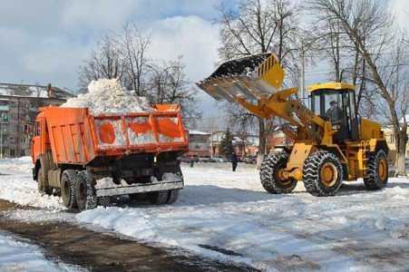 Вывоз снега, экскаватор-погрузчик в селе Ильинское