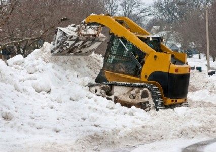 Уборка снега трактором. Вывоз снега самосвалом