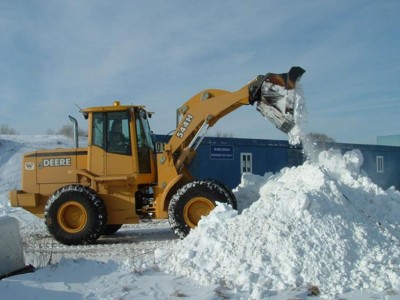 Уборка снега трактором. Вывоз снега самосвалом