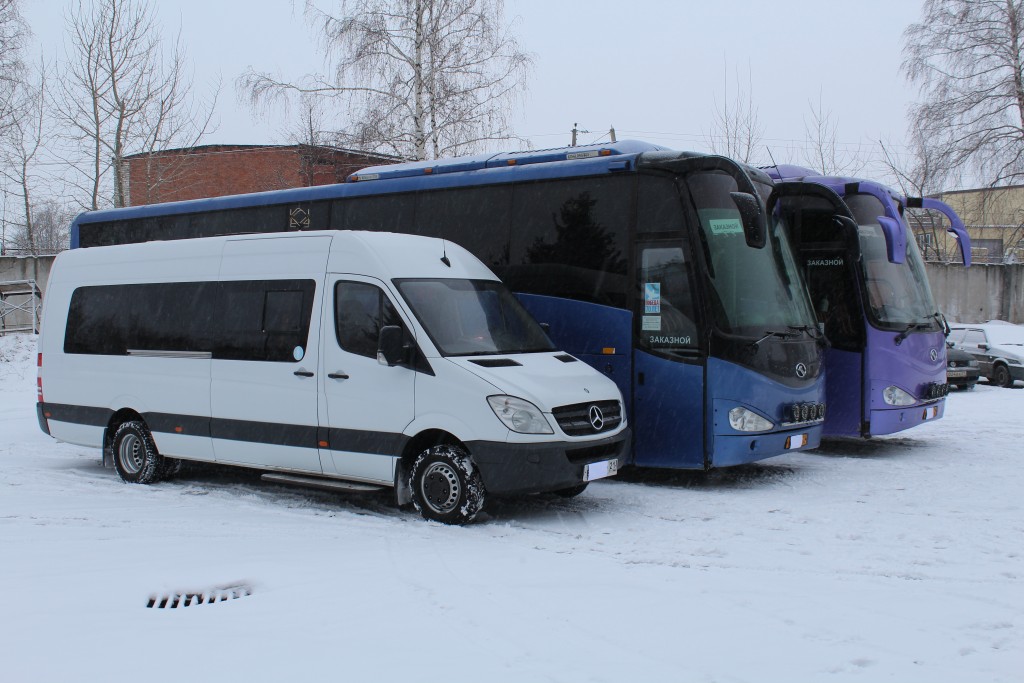 Автобусы Хундай перевозчик 112. Заказные перевозки в Казань. Аренда автобусов для перевозки людей. Микроавтобус Мерседес заказной с оранжевыми маячками.