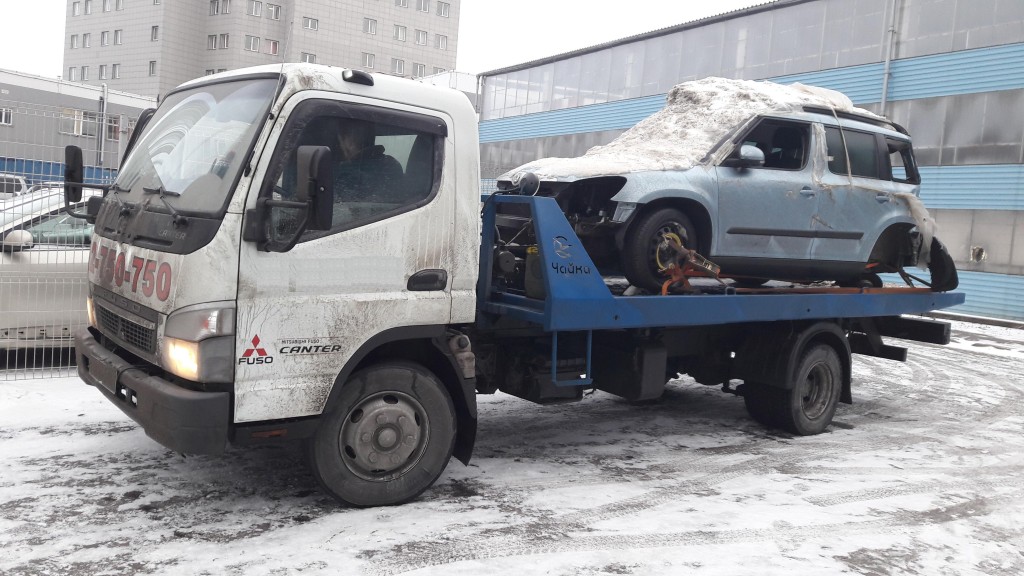 Эвакуатор в красногвардейском районе спб недорого. Эвакуатор Митсубиси. Эвакуатор с лебедкой. Эвакуатор со спальником. Эвакуатор Санкт-Петербург.