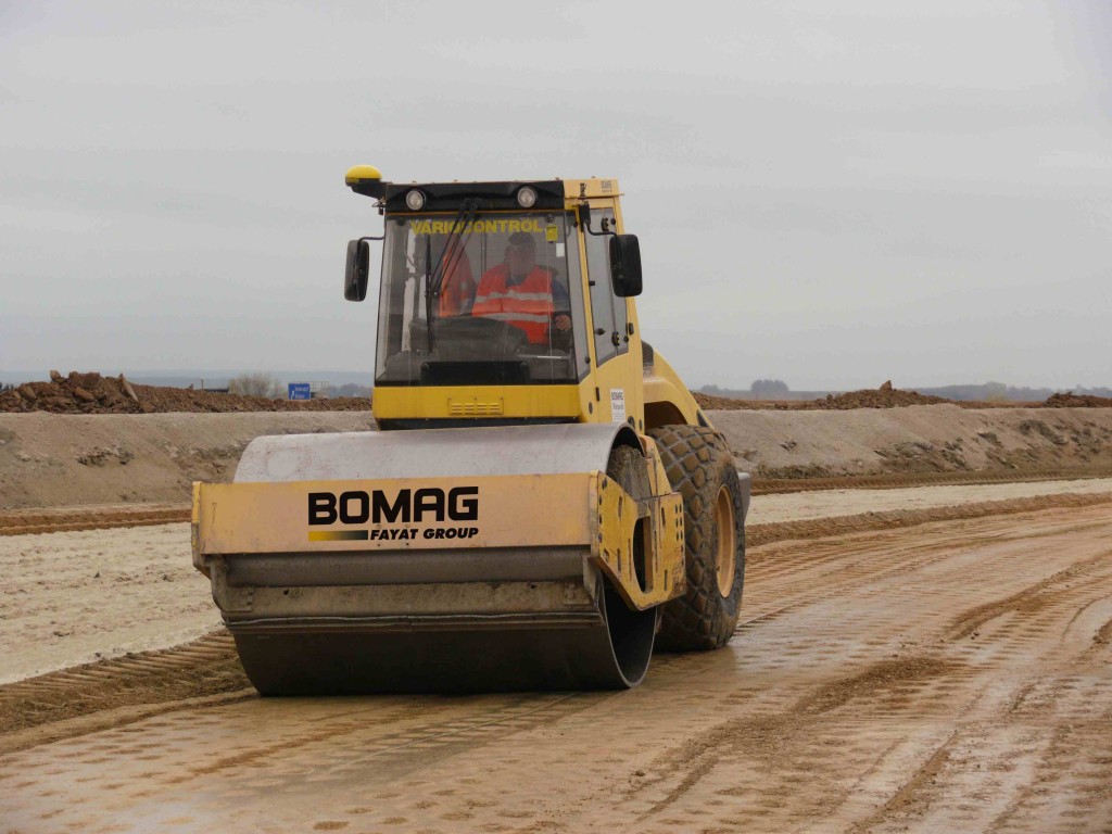 Грунтовый каток. Bomag BW 213 D-4. Каток Bomag BW 213 D-4. Каток грунтовый Bomag BW-213. Каток дорожный Bomag bw213d-4.