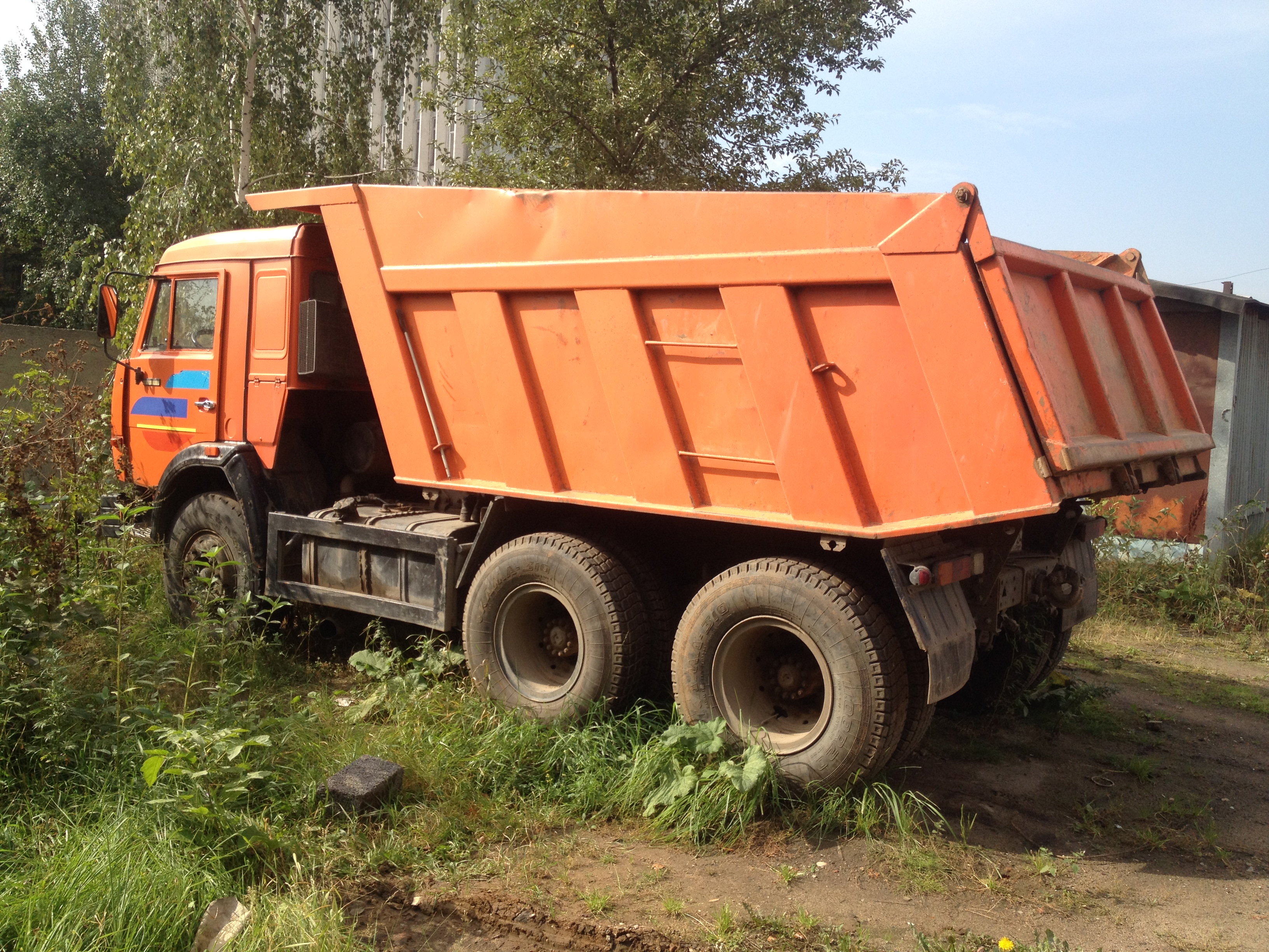 Борт камаз 5516. Московская самосвалы. Водитель самосвала камаз. Самосвал категории в. Камаз 6520-53.