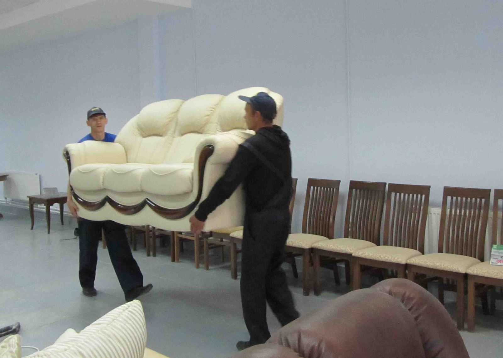 Подъем грузчиками мягкой мебели
