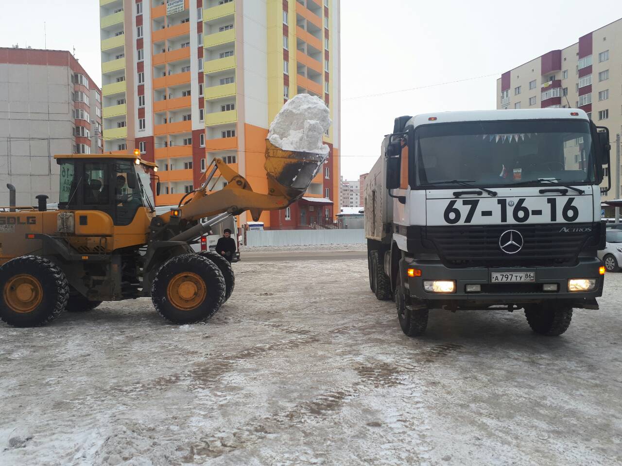 Уборка снега — Сургут | Цены на услуги по очистке территории трактором и  вывоз снега с погрузкой за куб 1 м3