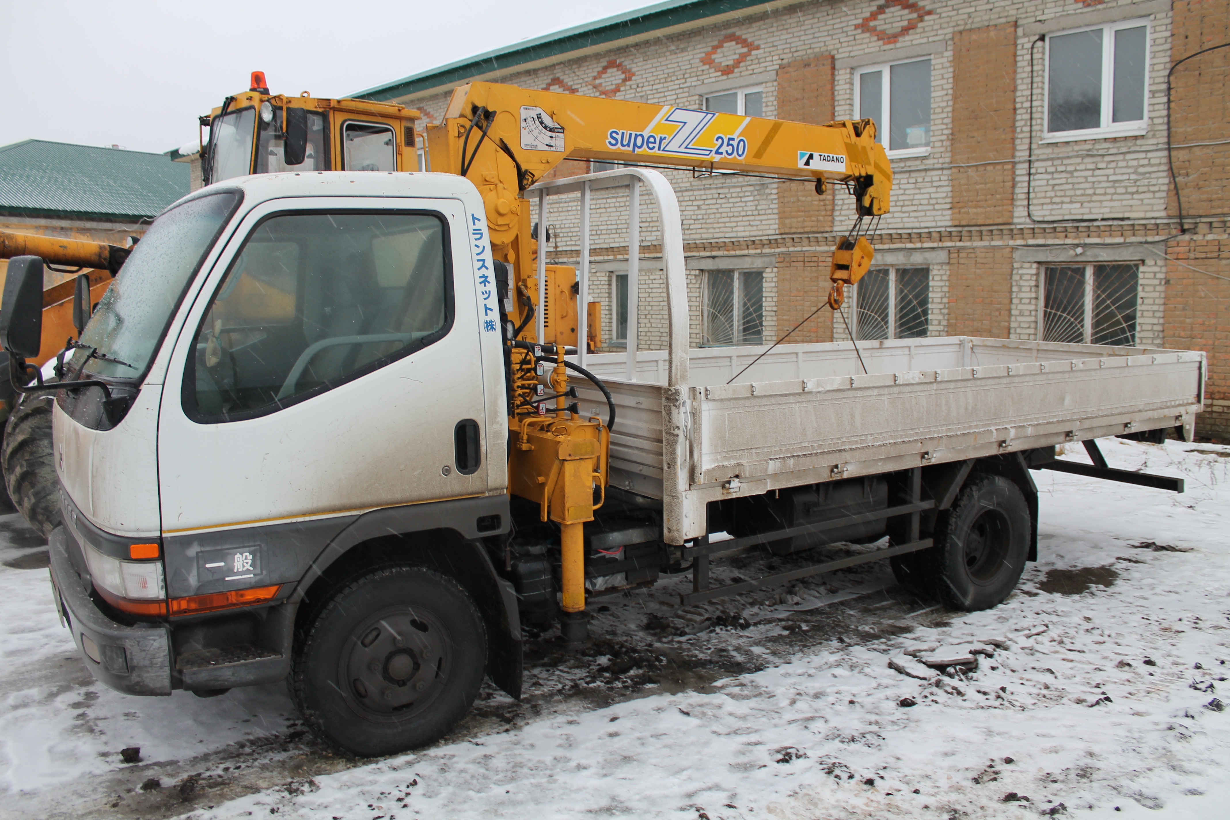 25. Кран-манипулятор автомобильный 483т-05. Mitsubishi fuso кран манипулятор. Манипулятор на стройке. 5 т.