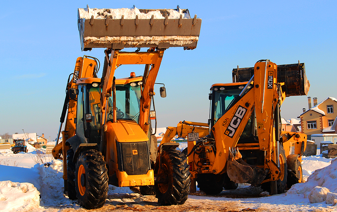 Погрузчик с ямобуром. Гидробур на JCB 3cx. Экскаватор погрузчик с ямобуром. JCB 3cx с гидробуром фото.