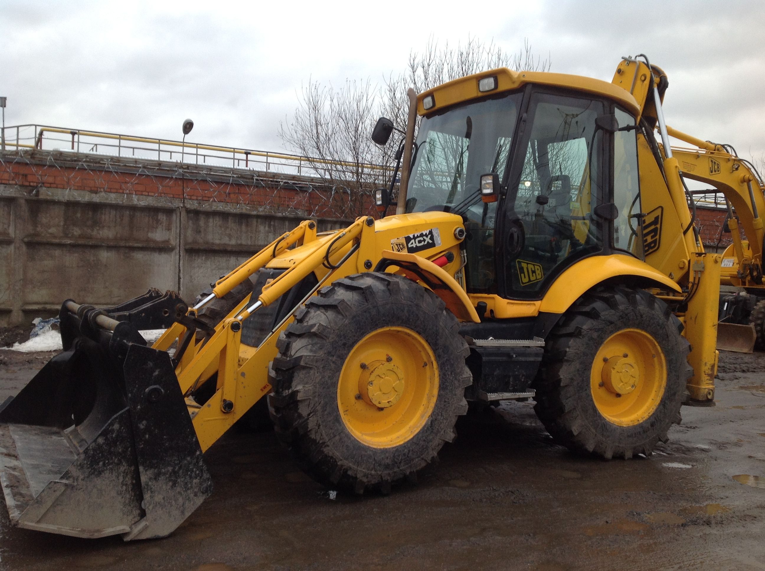 Нанять трактор. Экскаватор-погрузчик JCB 4cx. Трактор погрузчик экскаватор JCB 5cx. Трактор JCB 4cx. JCB 4cx с моченой.