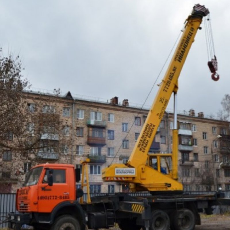 Автокран московский. Автокран. Автокран 25 тонн. Манипулятор стрела 50 метров. Автокран Ивановец поднимает груз.