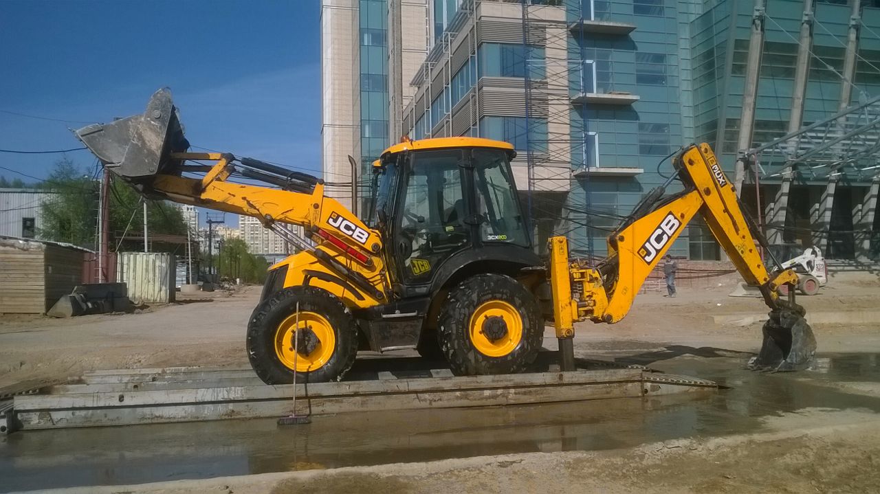 Взять в аренду экскаватор погрузчик сходненская 19. JCB 3cx super на желтом фоне.