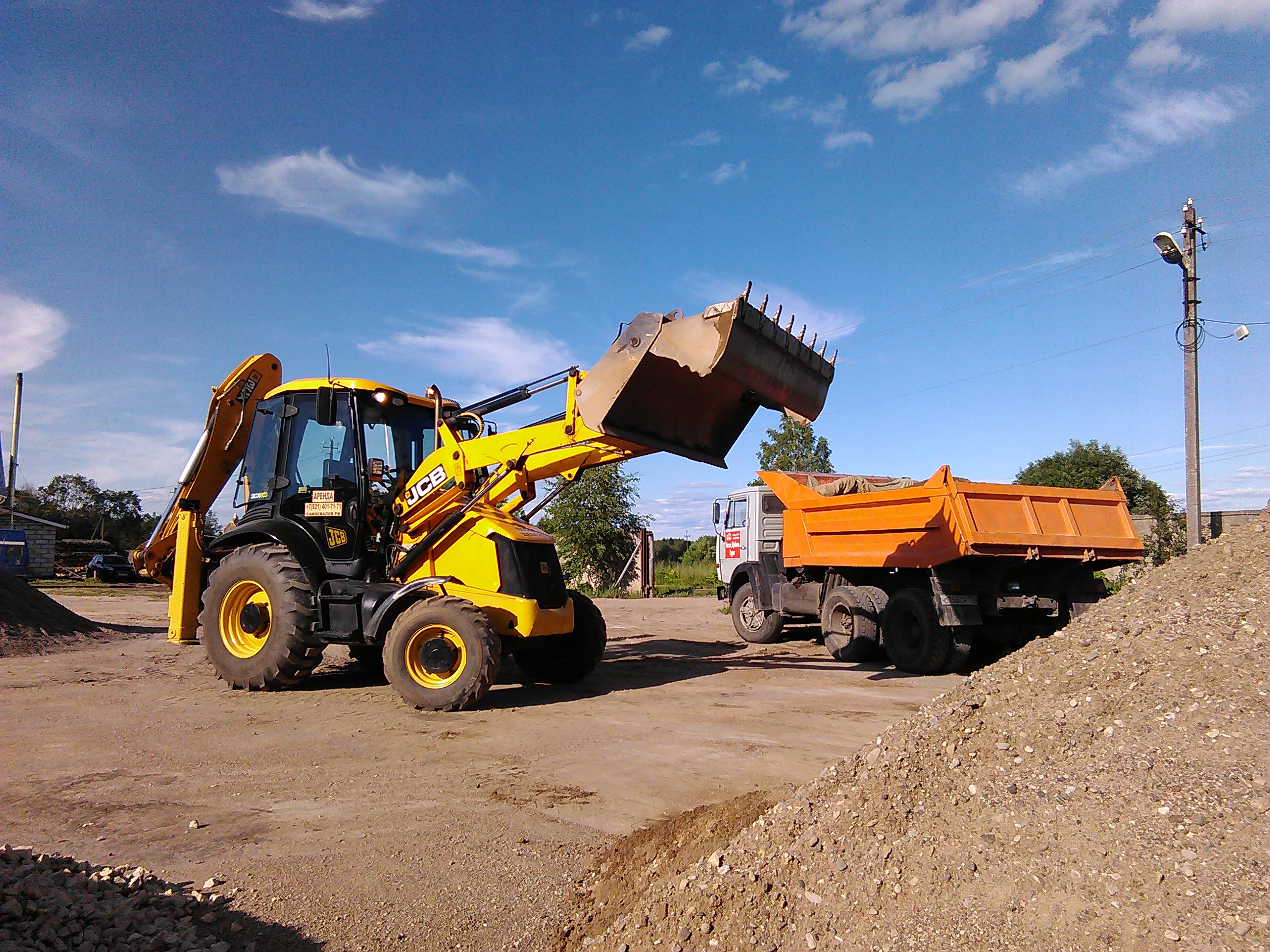 Трактора грузят. JCB 3cx и самосвал. Трактор JCB 3cx. JCB 4cx погрузка самосвала. Экскаватор JCB 3cx и самосвал.