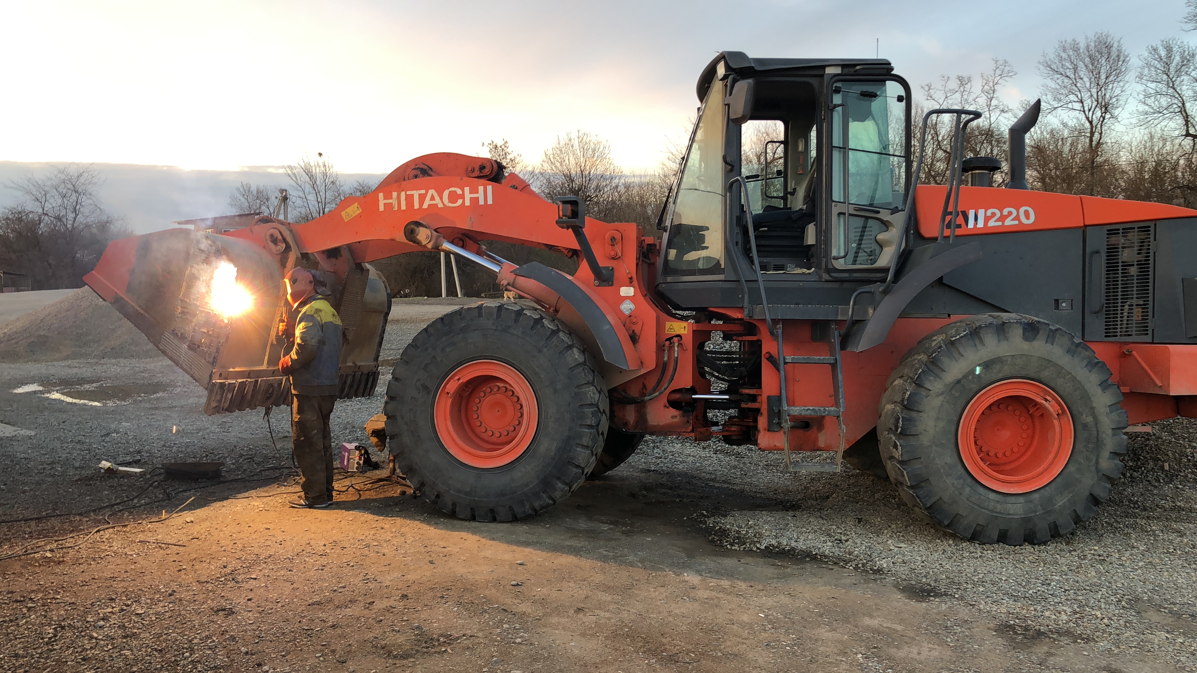 Сдать погрузчик в аренду. Hitachi zw220. Погрузчик Хитачи zw220. Ковш погрузчика Hitachi ZW-220. Hitachi 350 погрузчик.