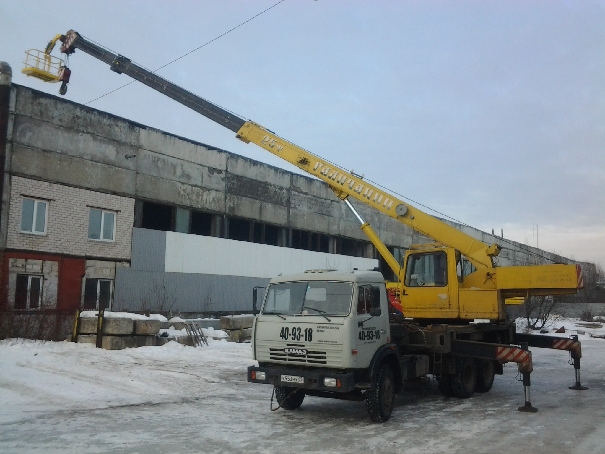 Кран клинцы 10 тонн. Кран силач 25 тонн. Кран на базе маза стрела 14 м. Автокран смоленск. Гусек автокрана клинцы.