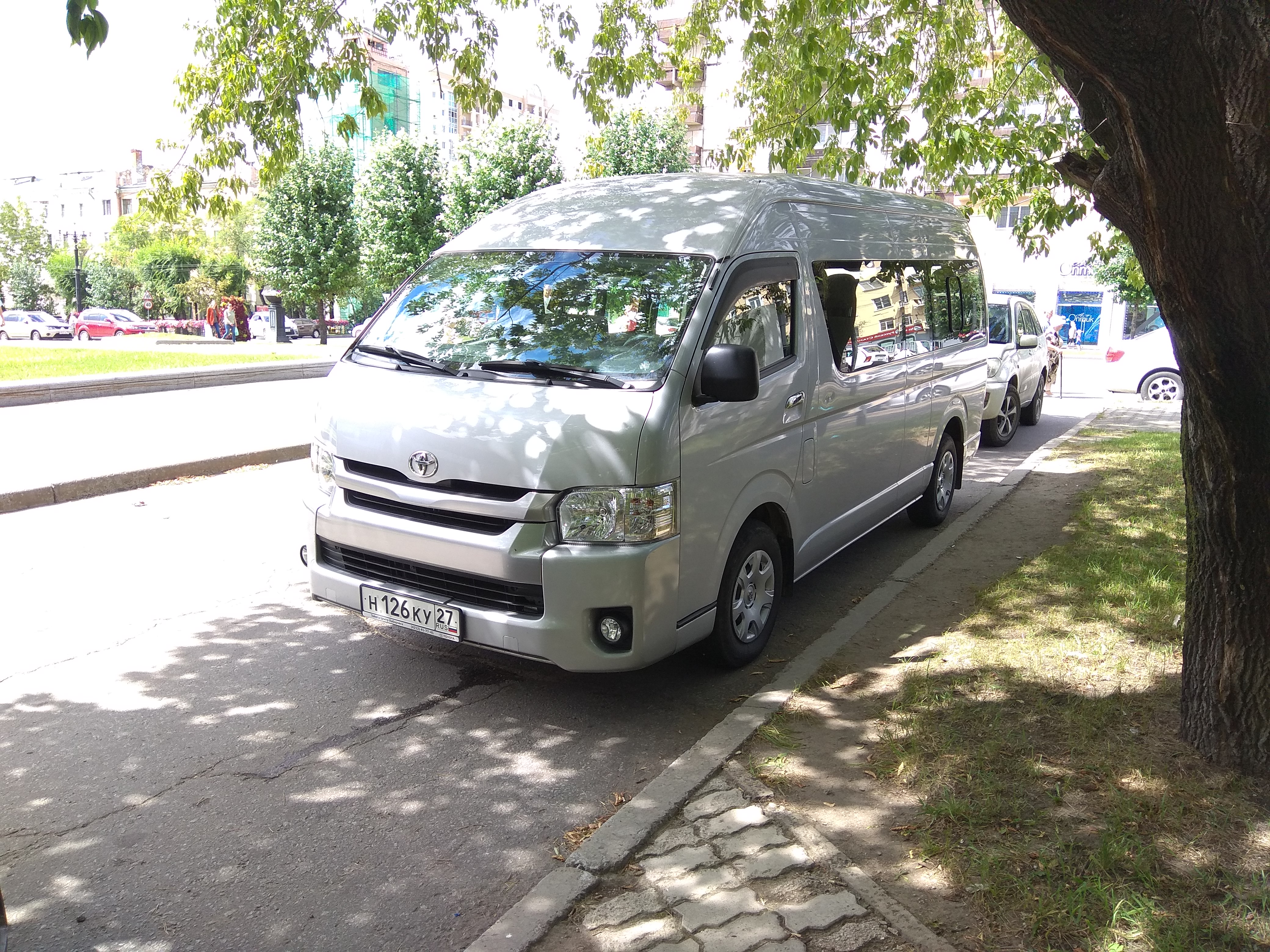 Хабаровск некрасовка автобус. Toyota Hiace 2014. Тойота автобус 12 мест. Микроавтобусы в Южно Сахалинске. Микроавтобус Хабаровск.