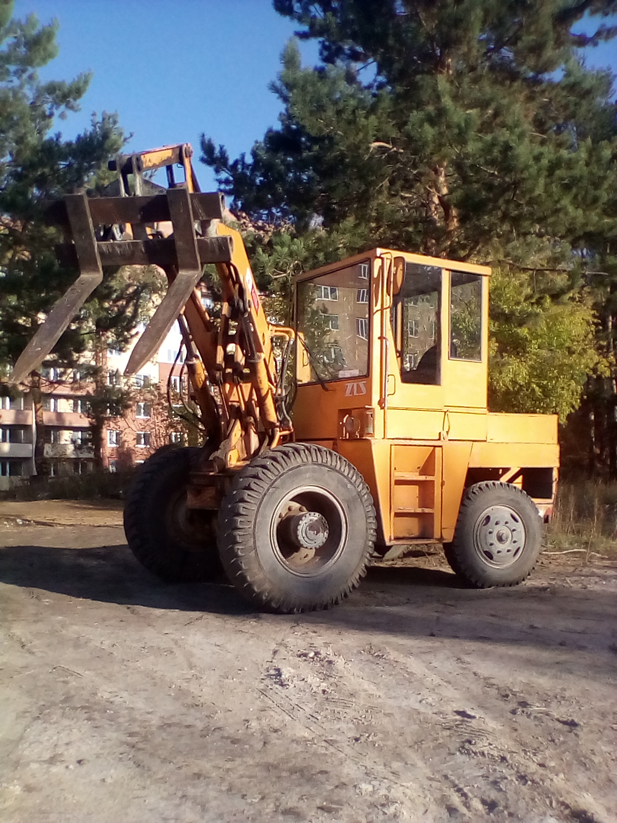 Водитель погрузчика в тольятти. Погрузчик мехлопата. Вилы на фронтальный погрузчик. Грузовой мехлопаты в аренду.