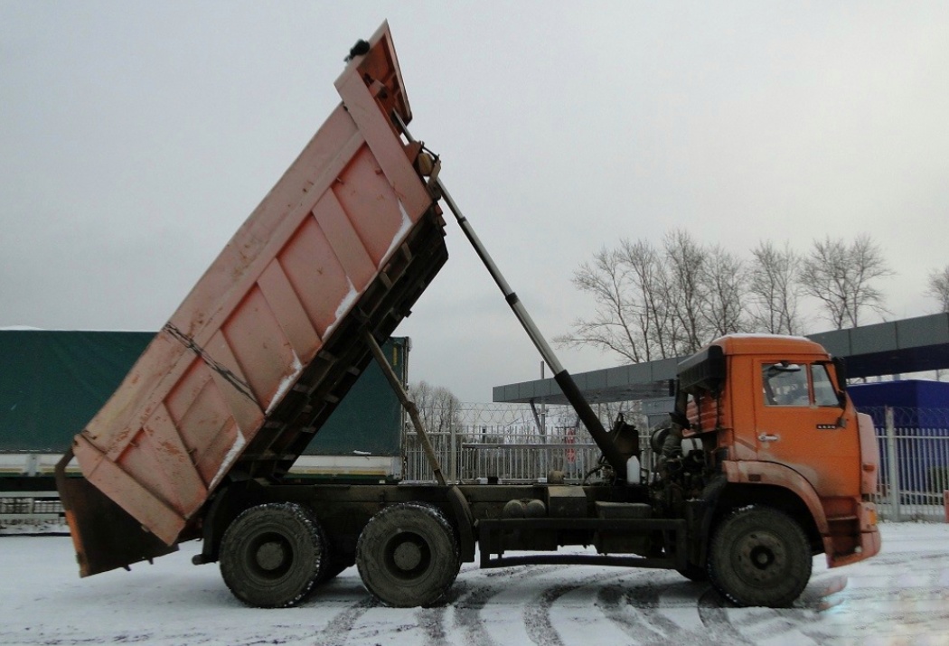 Аренда самосвала московская область. КАМАЗ 5111 самосвал. Самосвальщики. Самосвал сдает назад. Стоимость аренды самосвала в час.