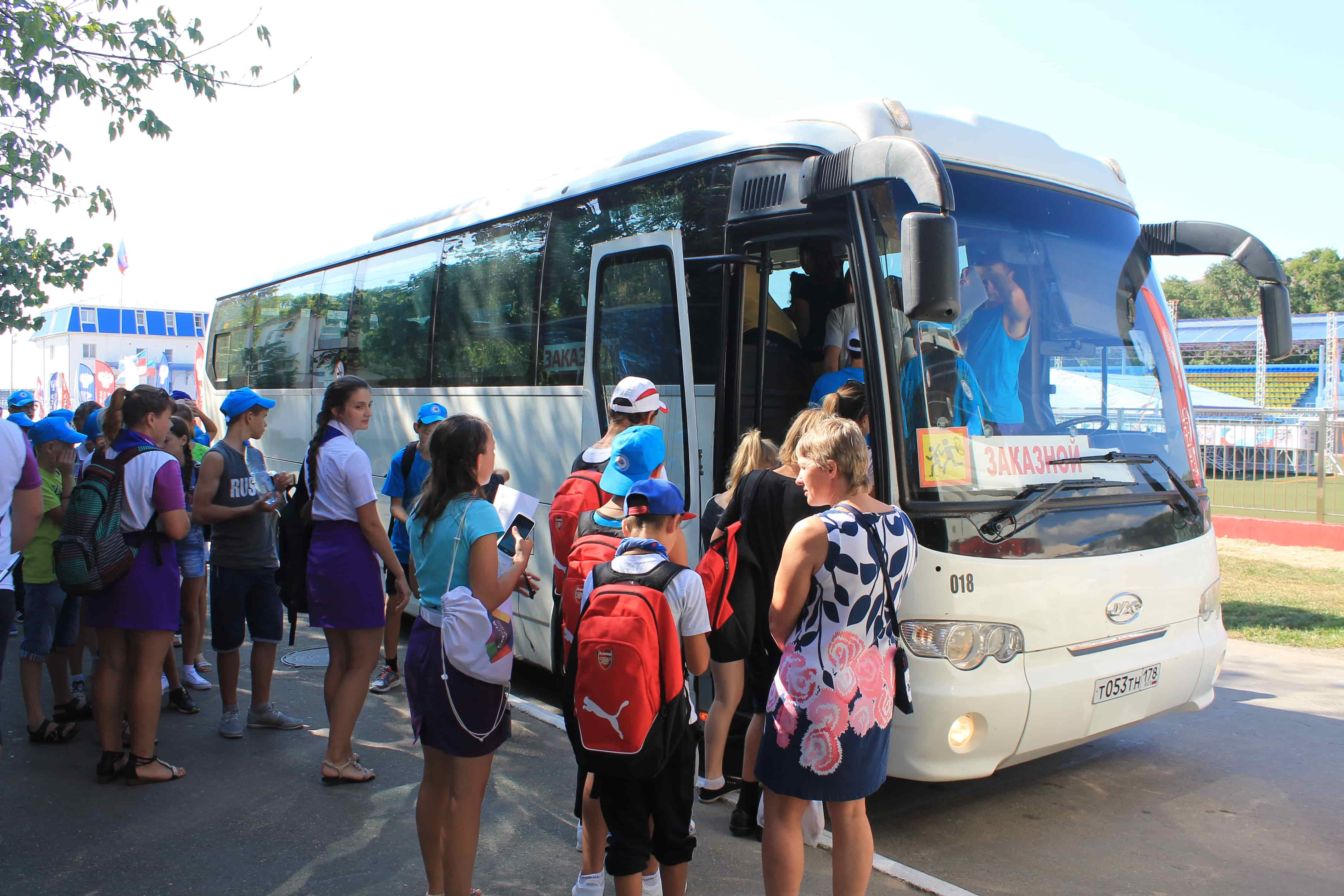 Экскурсионный автобус для детей. Автобусная экскурсия. Экскурсия на автобусе. Автобусные экскурсии дети. Дети в автобусе на экскурсии.