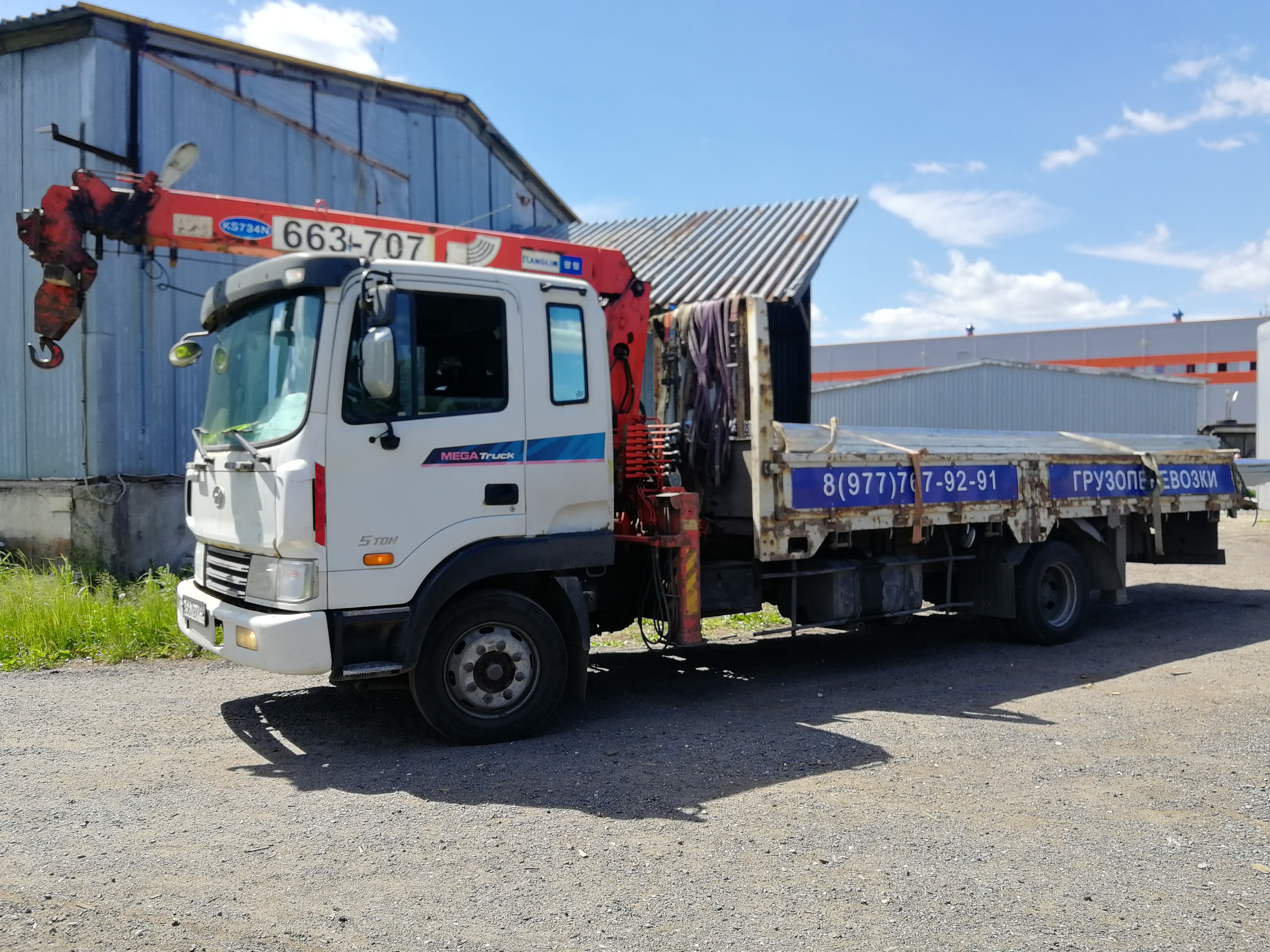 Манипулятор московская область недорого. Hyundai Mega Truck с манипулятором. Телескопический манипулятор. Хендай мега трак автовышка. Хендай мега трак продольная рулевая.