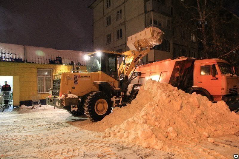 Трактор и камаз чистят снег