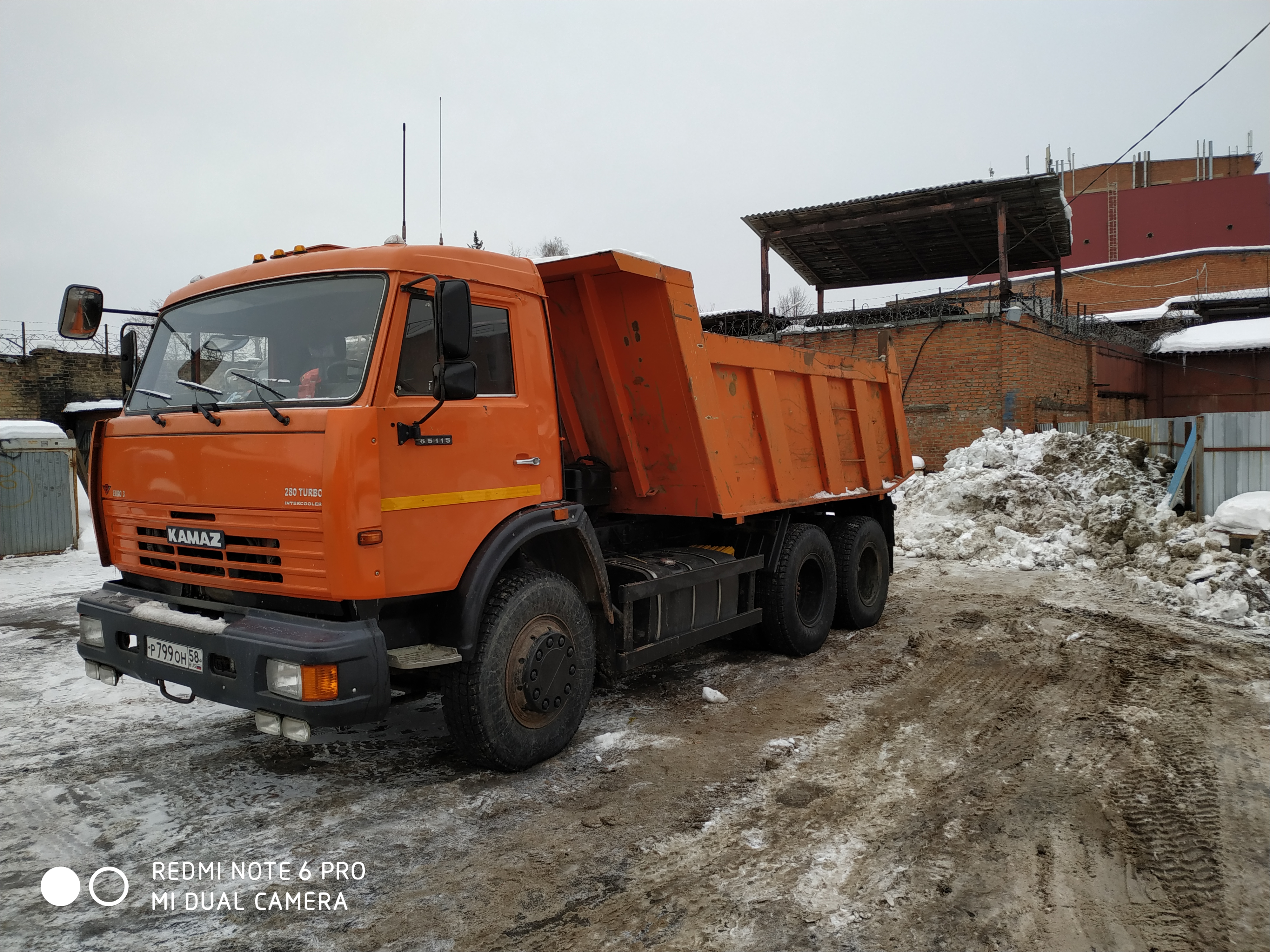 Аренда самосвала московская область. Услуги самосвала. КАМАЗ доставка. Аренда самосвала 10 кубов. Самосвал 10 кубов фото.