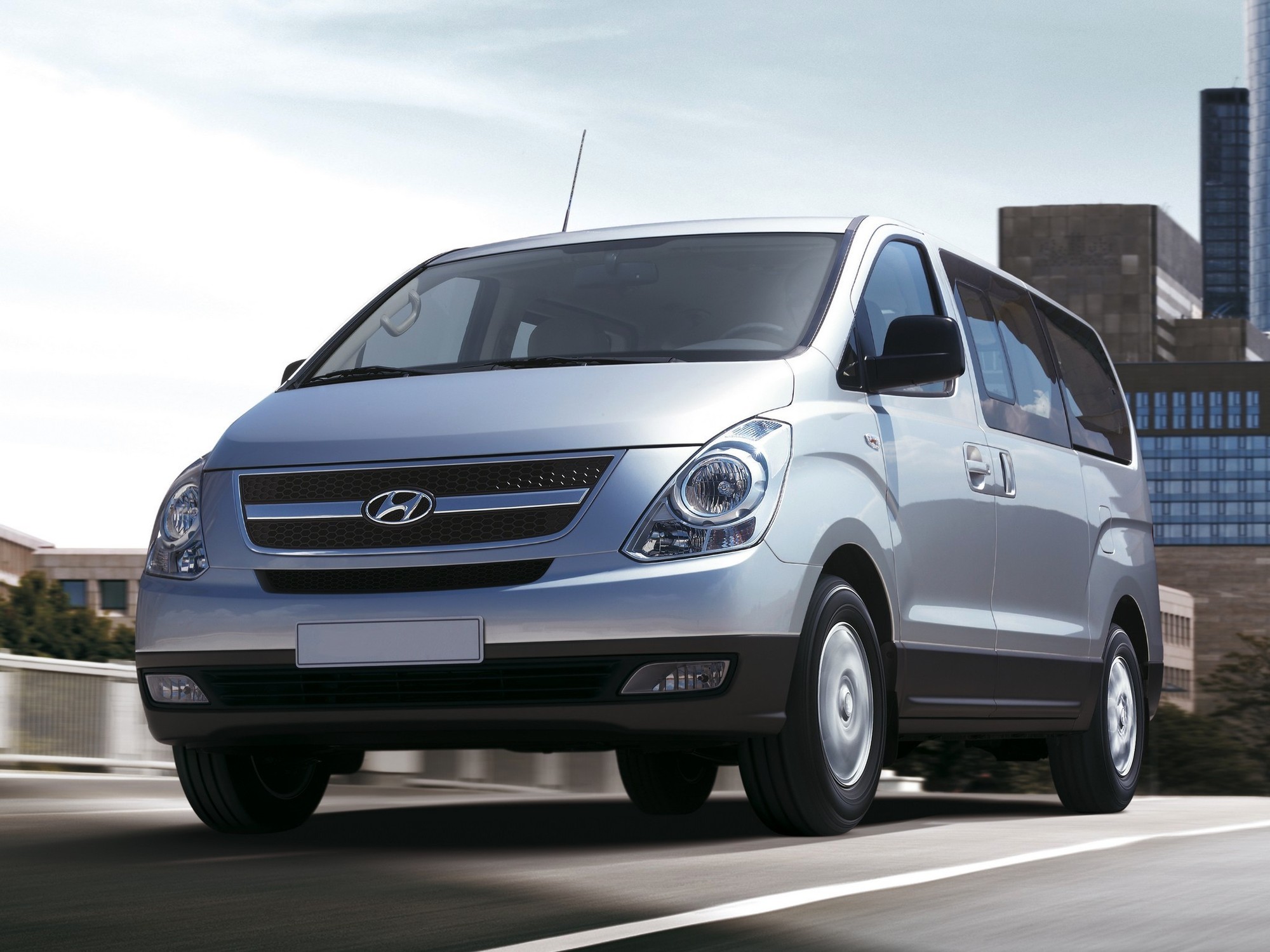 Микроавтобус хендай фото. Hyundai h1 2015. Минивэн Hyundai h1. Hyundai h1 2016. Хендай н1 2015.