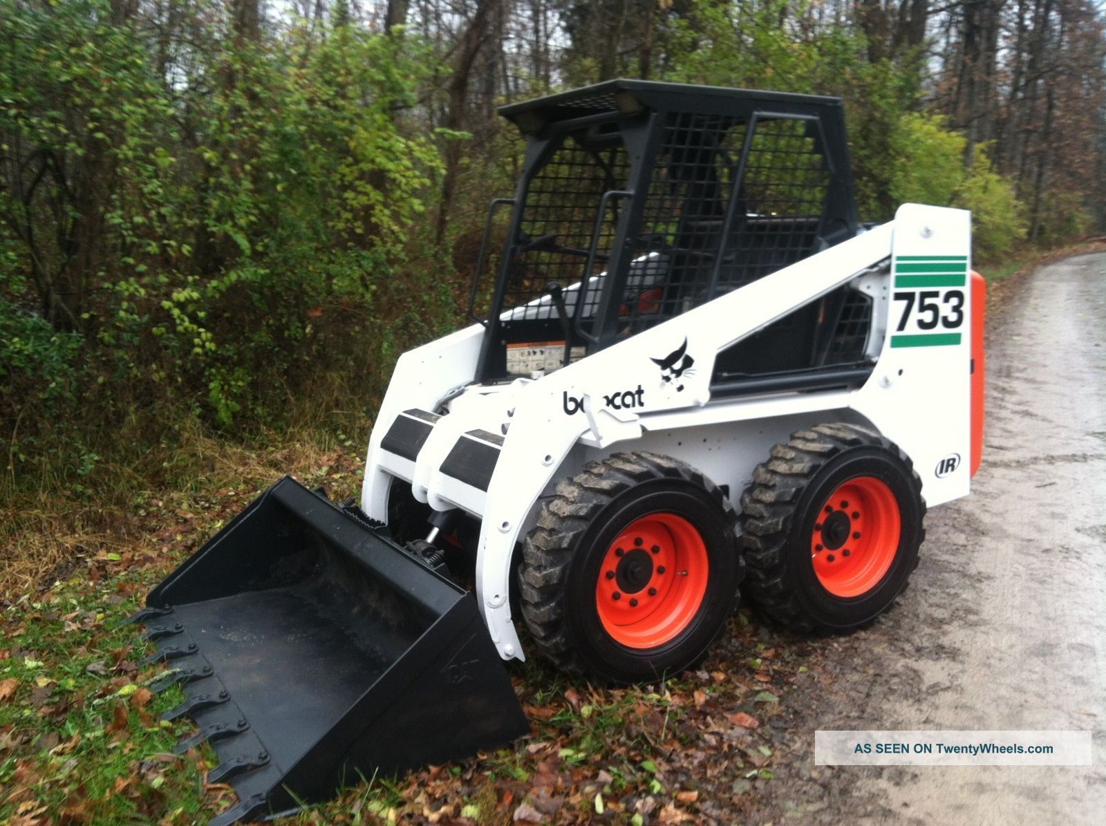 Погрузчик дзержинск. Бобкэт 753. Мини погрузчик Бобкэт 753. Bobcat s70. Bobcat 753 на гусеницы.