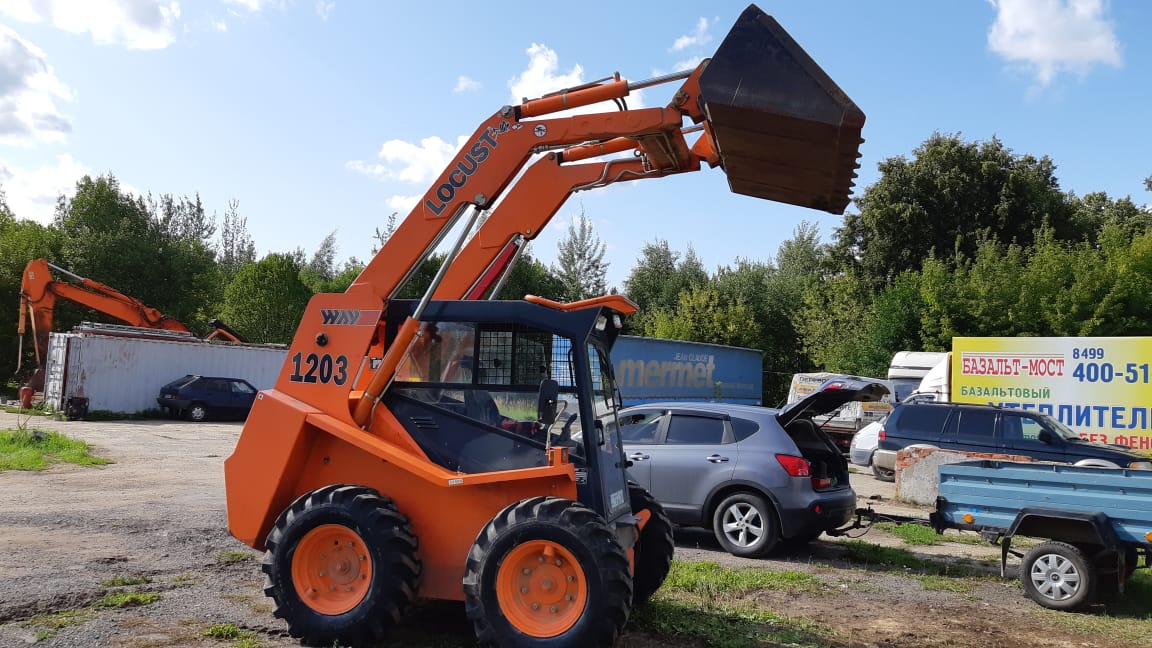 Погрузчики подольск. Locust 1203. Мини погрузчик Locust. Газоупор на дверь локуст1203. Локуст 1203 мини погрузчик как разобрать ступицу.