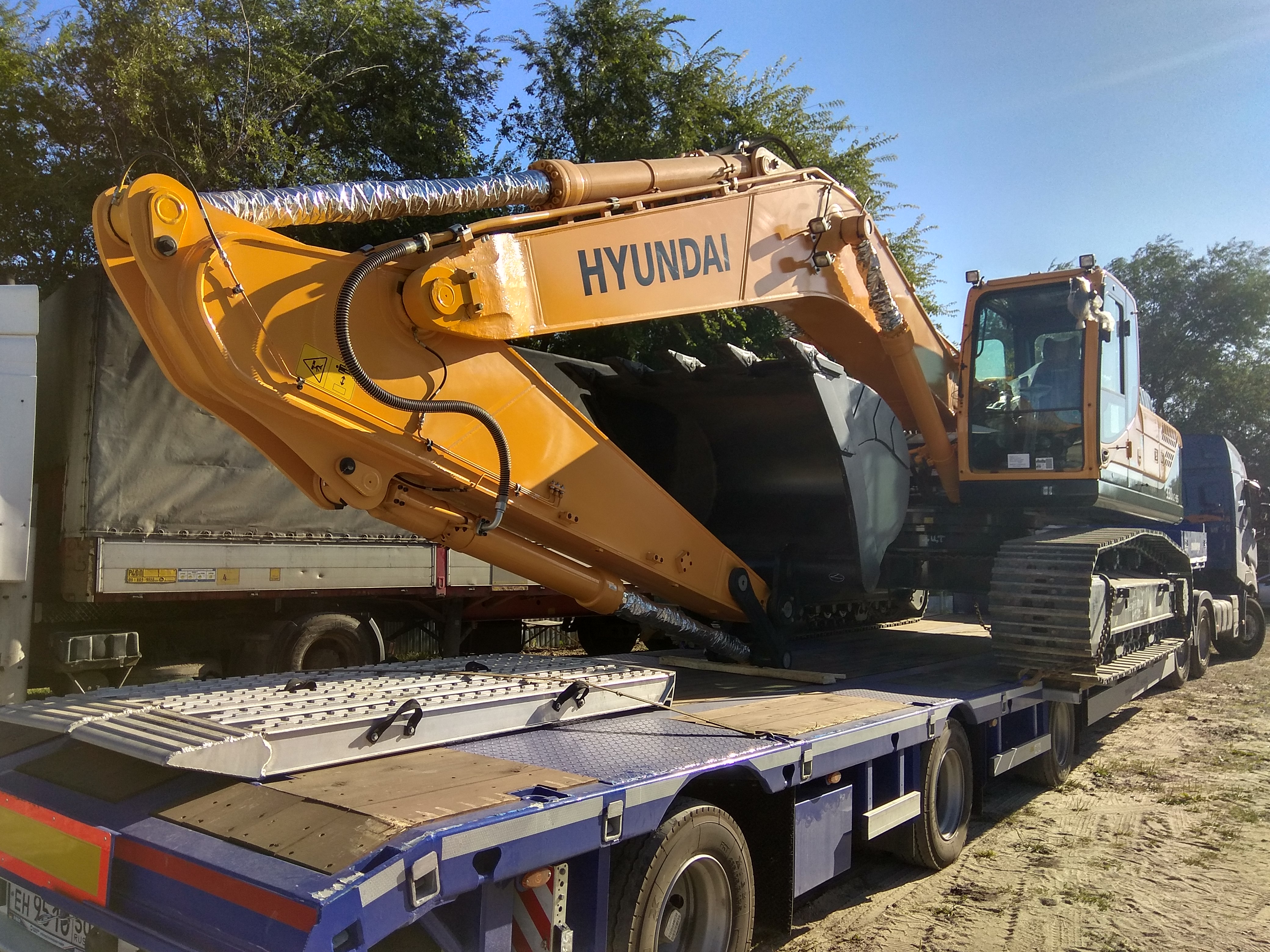 Hitachi zx210 колесный. Doosan solar wx 210. экскаваторщик воронеж. машинист экскаватора. Komatsu pc 35 с гидромолотом.