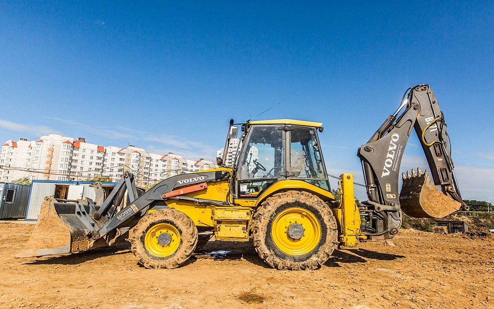 Машинист экскаватора погрузчика. Экскаватор-погрузчик Volvo bl71b. Трактор Volvo bl71. Экскаватор Volvo bl71b. Вольво 71 экскаватор.