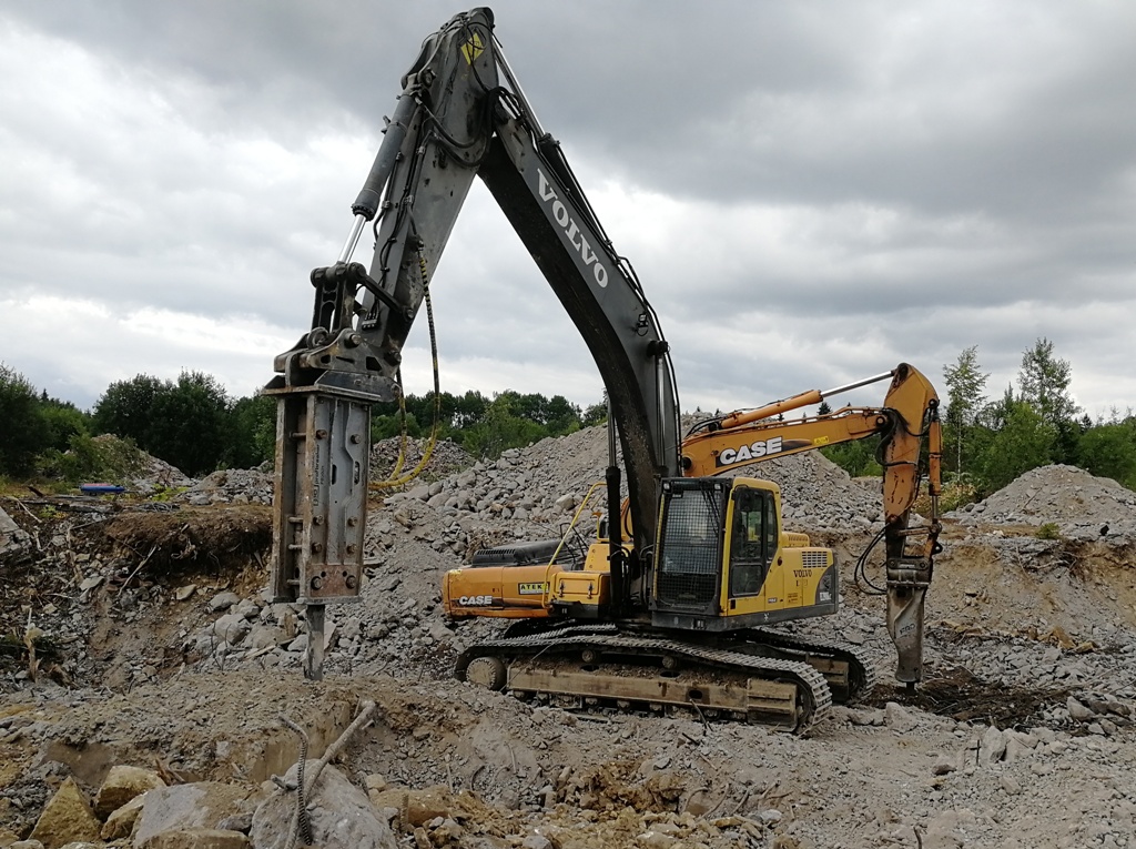 Экскаватор оренбург. Экскаватор с гидромолотом Volvo EC 290b LC. Вольво 240 экскаватор. Volvo 240 Ekskavatr. Демонтаж экскаватором.