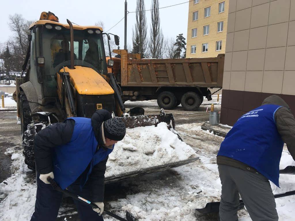 Вывоз снега со двора. Уборка и вывоз снега. Вывоз снега с погрузкой. Уборка снега погрузчиком. Чистка и вывоз снега.