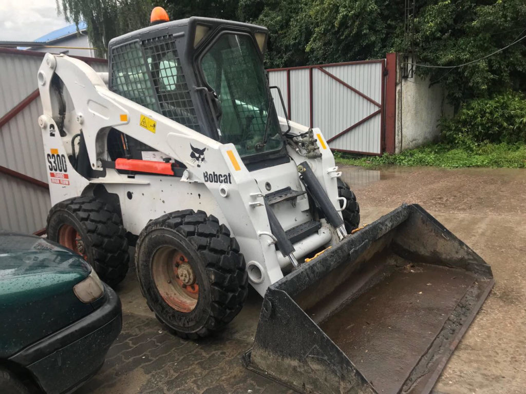 Бобкэт с ковшом. Bobcat s300. Бобкэт 300. Мини погрузчик Бобкат с300. Бобкэт 250.