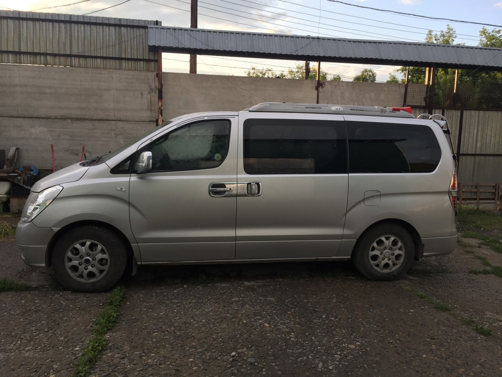 Грузоперевозки горно алтайск. Hyundai Starex 2002. Аренда машина в горноалтайске. Горно-Алтайск аренда автомобиля. Аренда машины в Горно-Алтайске без водителя.