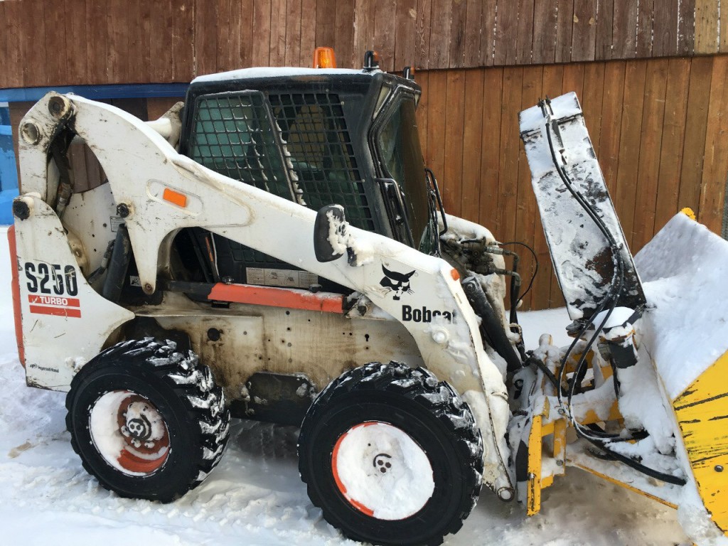 Масло бобкат. Погрузчик Bobcat 250h. Bobcat 250. Стрела погрузчика Бобкэт. Подержанный Бобкэт.