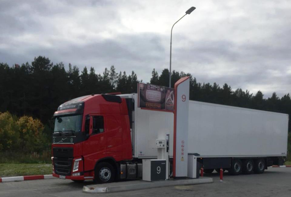 Volvo fh16 автопоезд. Скания рефрижератор 20 тонн. Скания сцепка фото. Грузовики мерседес актрос тандем 120 кубов. Финская сцепка скания.