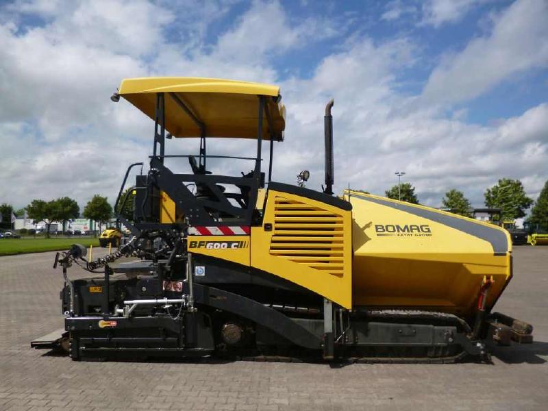 Асфальтоукладчик bomag bf 700 c-3. Асфальтоукладчик bomag bf 600 p hce. Асфальтоукладчик bomag bf 600 c-2. Бомаг асфальтоукладчик bf600c. Асфальтоукладчик бомаг bf600.
