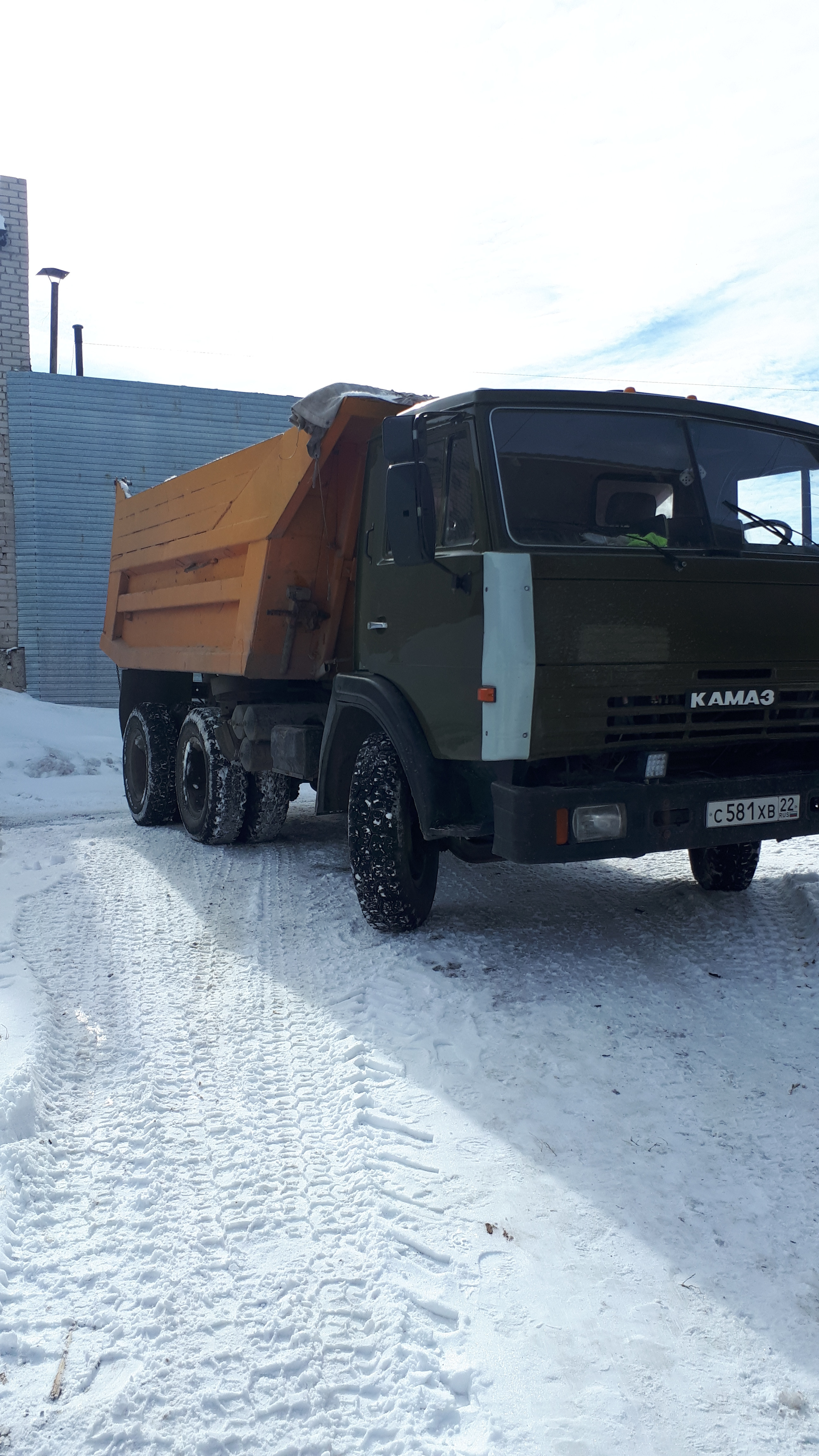самосвал 13т. камаз 13 кубов. самосвалы барнаул. камаз 6520 со снегом. Hyundai xcient 8x4.