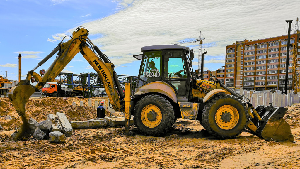 Трактора грузят. Экскаватор JCB копка. Погрузчик JCB песок. Погрузчик с песком. Трактор песок.