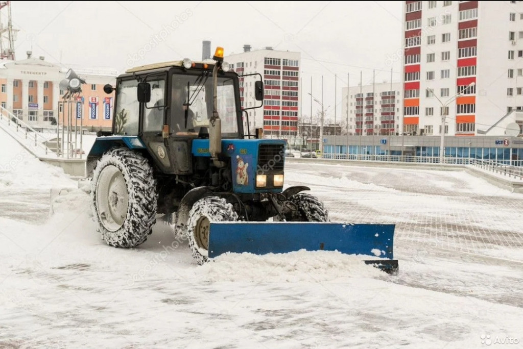 Убери трактор. Трактор МТЗ 82 убирает снег. Трактор МТЗ 82 С ковшом убирает снег. МТЗ 82 убирает снег. Трактор МТЗ убирает снег.