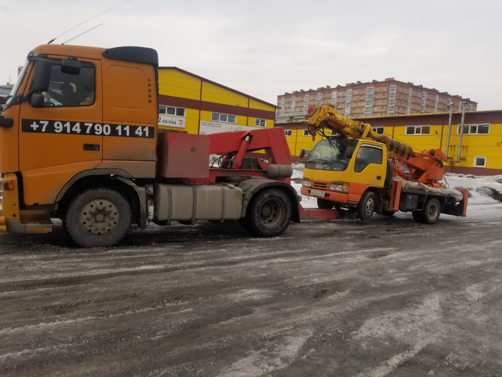 Грузовой эвакуатор во Владивостоке для перевозки грузовых автомобилей и  спецтехники | Перевозка-24