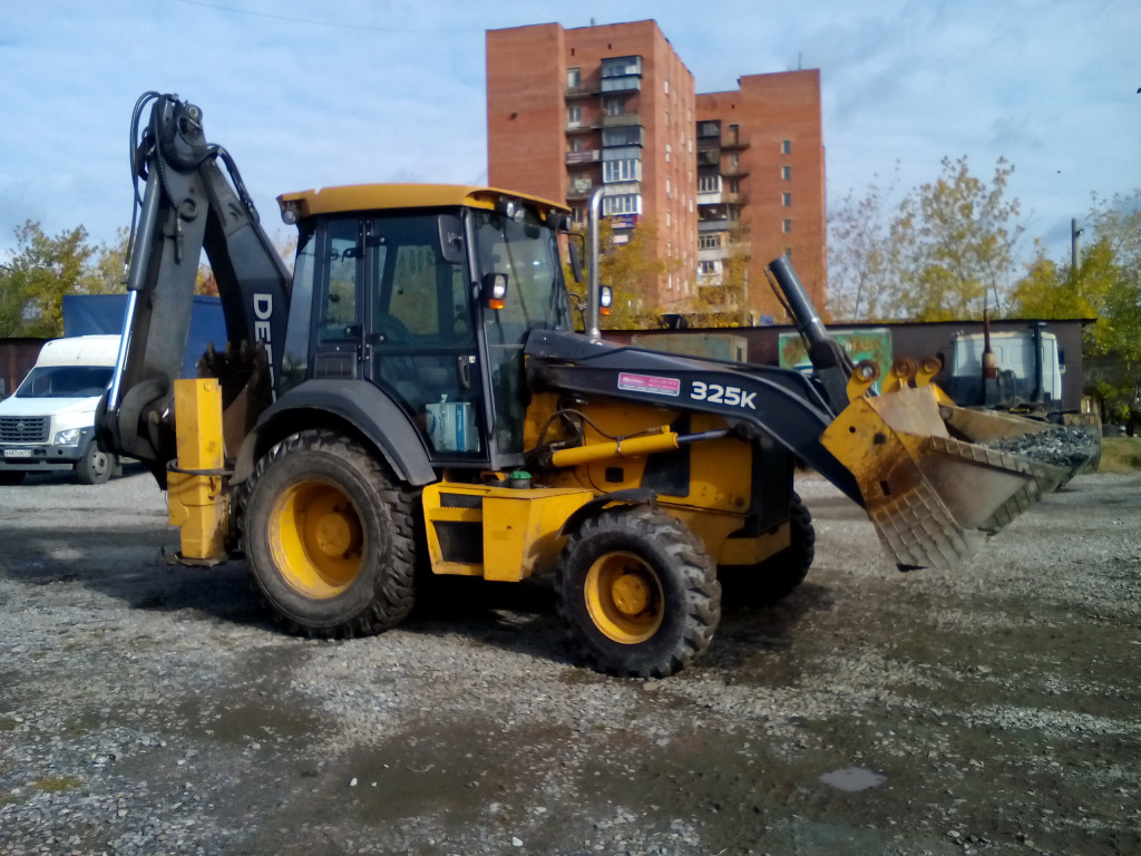 Работа на экскаваторе в челябинске. John Deere 325k. Погрузчик Челябинск. Джон Дир 325к заднее стекло.