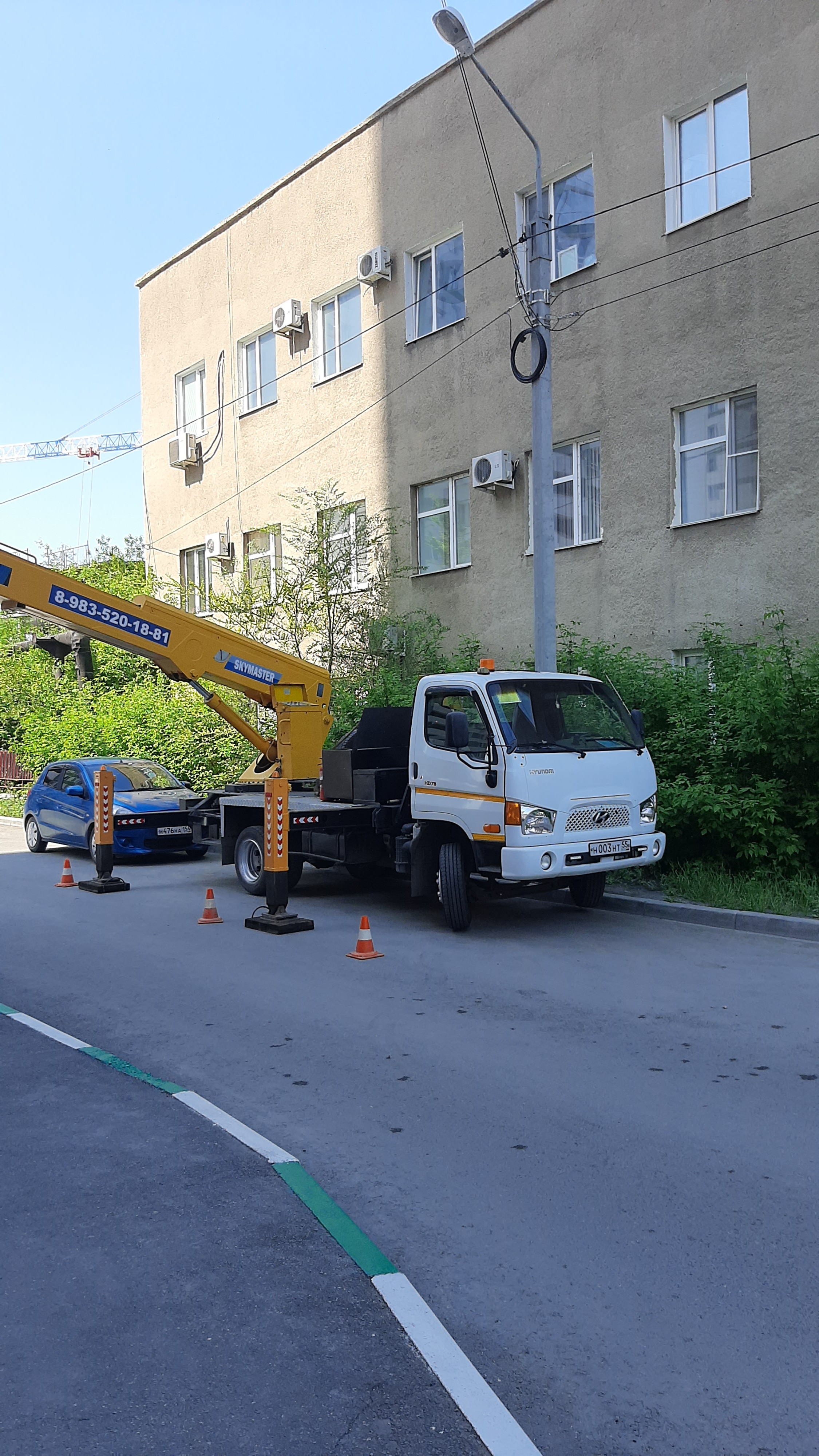 Автовышка телескопическая 25 м. Вышка машина. Газель автовышка омск. Автовышка исузу эльф 22 метра. Услуги автовышки реклама.