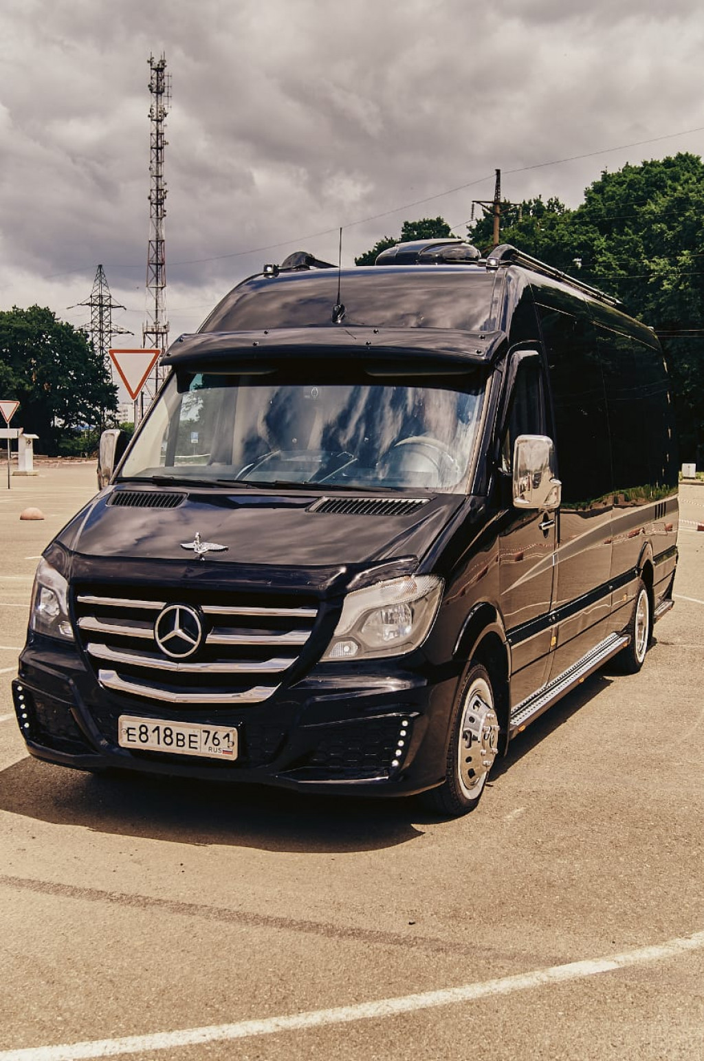 Минивэны ростовская область. Mercedes Sprinter 2021. Mercedes-Benz Sprinter w906. Мерседес Спринтер с водителем. Расположение мест в микроавтобусе Мерседес Спринтер.