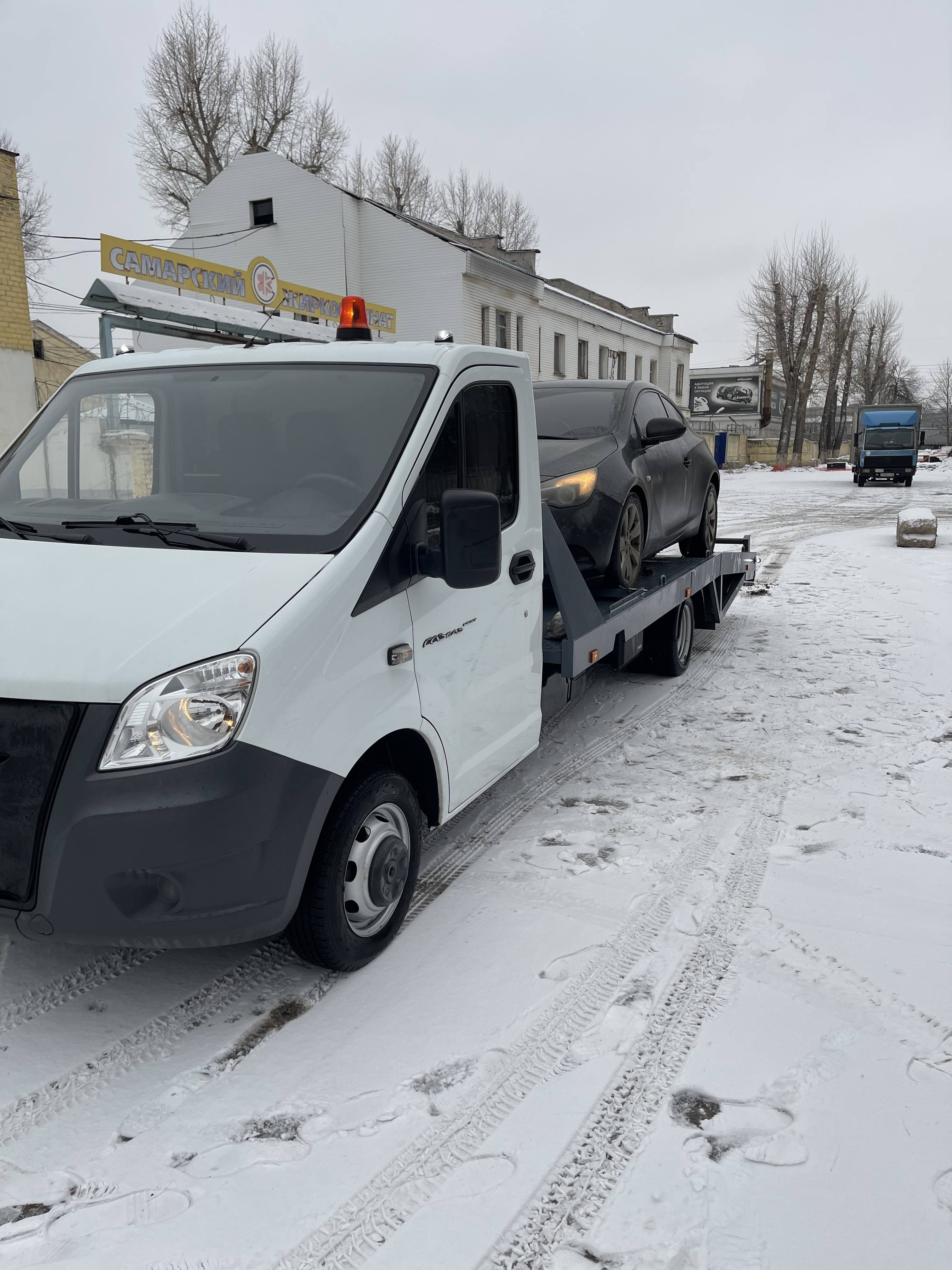 Эвакуатор в самаре круглосуточно недорого. Эвакуатор Самара. Эвакуатор со сходнями. Самарские эвакуаторы.