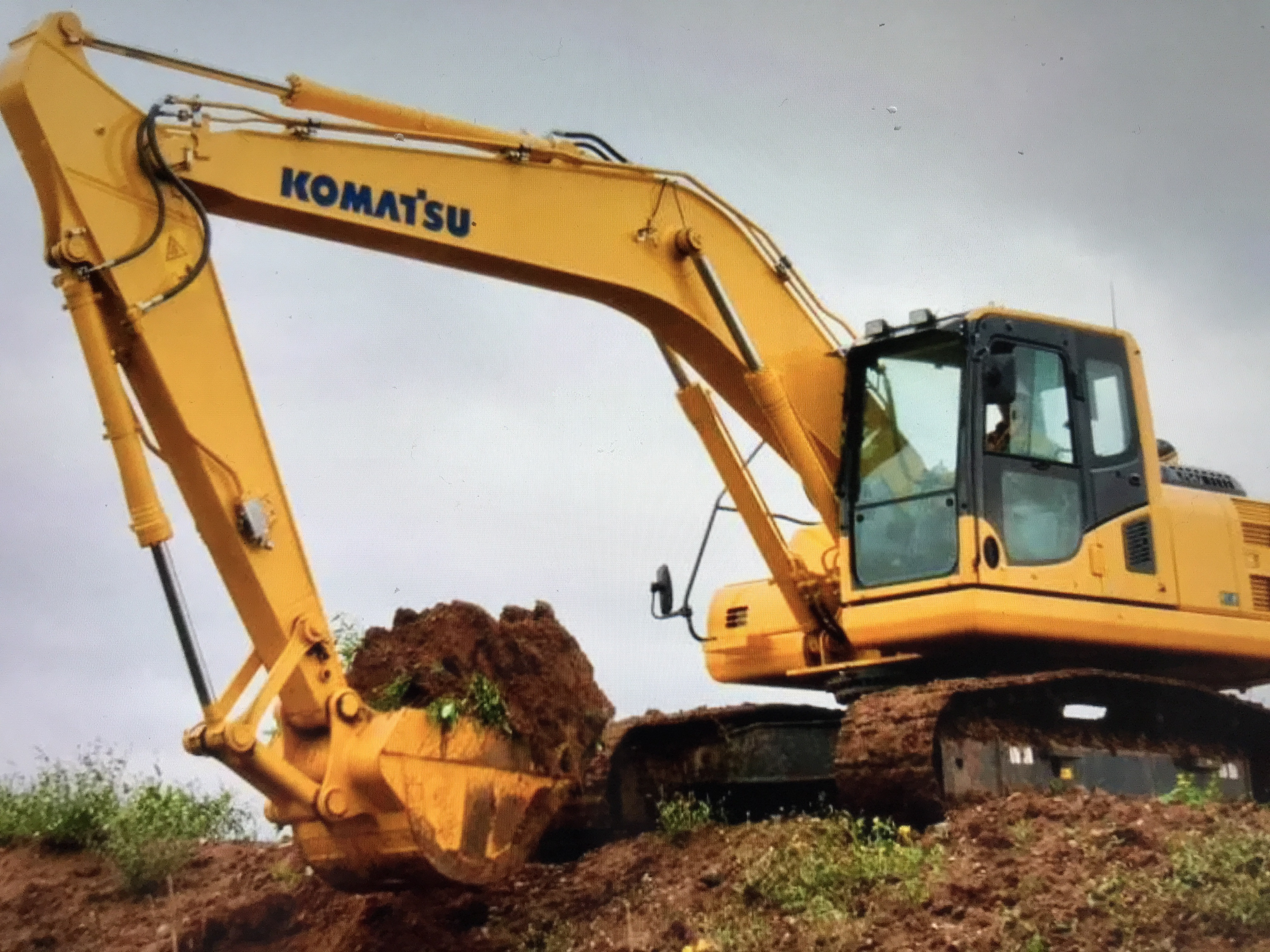 Экскаваторы komatsu. Гусеничный экскаватор Komatsu pc200. Экскаватор Komatsu PC 200. Komatsu pc200-8. Экскаватор гусеничный Komatsu PC 200-8.