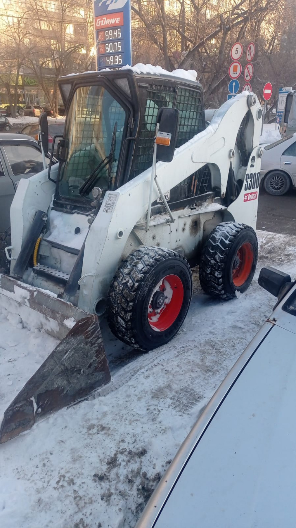 Погрузчик новосибирск. Погрузчик Бобкэт s18. Водитель погрузчика Bobcat. Услуги Бобкэт Красноярске. Bobcat s18 технические характеристики.