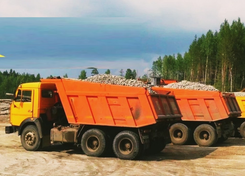 Камаз щебня с доставкой. Камаз самосвал щебень. камаз с песком. камаз самосвал с песком. самосвал с гравием.