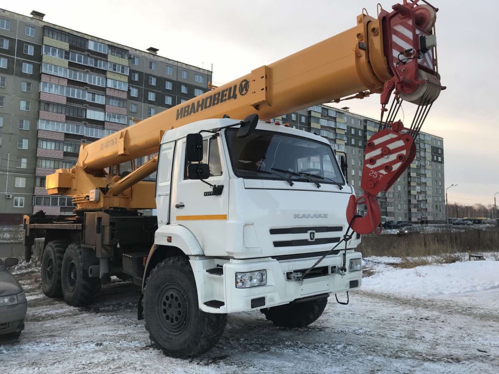 Услуги автокрана. Автокран КС 45717. Автокран Ивановец КС-45717к-3. Кран автомобильный КС-45717к-3. Автокран КС-45717к-1.